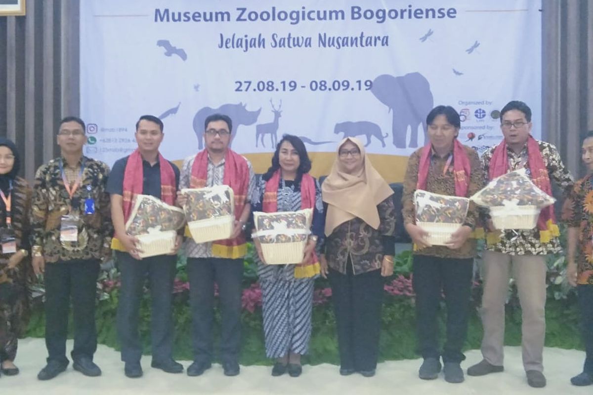 Pembagian souvenir bantal dan kain dengan tema satwa Indonesia dari hasil desain perlombaan yang diadakan panitia.