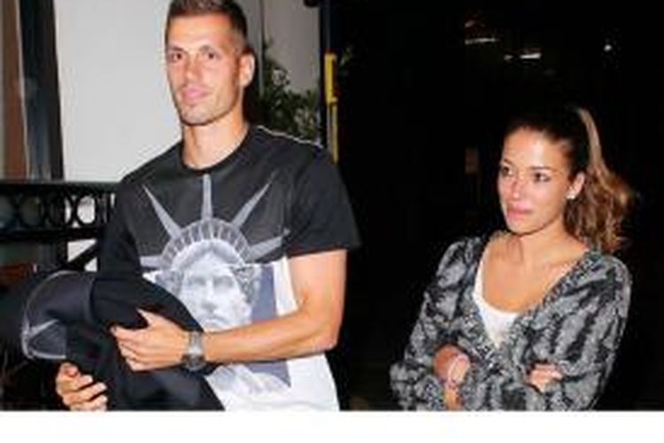 Gelandang Manchester United Morgan Schneiderlin (kiri) dan kekasihnya, Camille Sold.