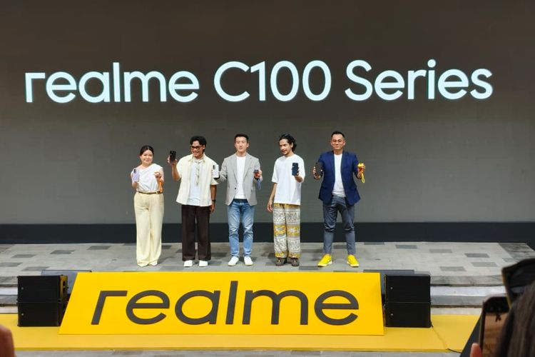 Public Relations Lead Realme Indonesia, Krisva Angnieszca (kiri) di panggung peluncuran Realme C100 Series di Universitas Katolik Atma Jaya, Jakarta Selatan, Kamis (7/5/2026).