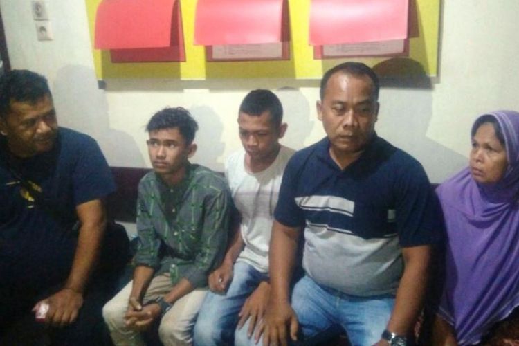 Ikramullah (ketiga dari kanan) merekayasa penculikan dirinya sendiri. Ia kemudian ditangkap polisi. Saat dalam foto ini, ia berada di Mapolres Aceh Timur, Aceh, Jumat (10/2/2018) malam.