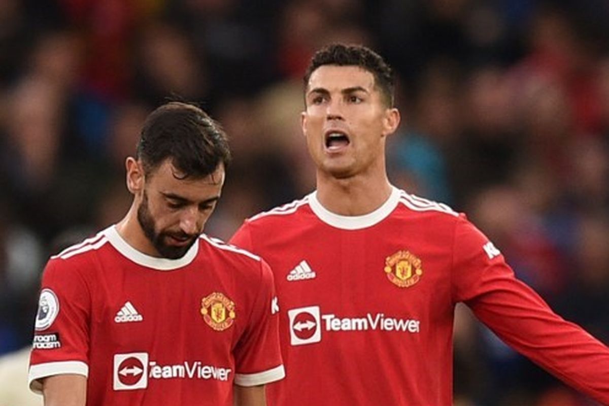 Ekspresi kecewa Cristiano Ronaldo (kanan) dan Bruno Fernandes (kiri) pada laga pekan ke-9 Liga Inggris yang mempertemukan Man United vs Liverpool di Stadion Old Trafford, Minggu (24/10/2021) malam WIB.