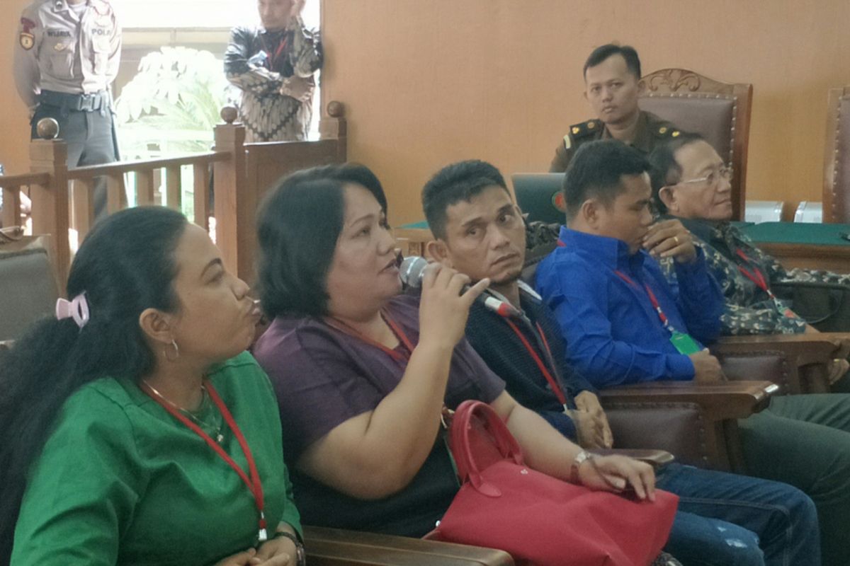 Marsyana Tiur Novita (baju ungu), ibu korban bernama Alvaro Aurrelius, menangis saat menceritakan peristiwa bom Samarinda yang membuatkan anaknya terluka parah saat bersaksi dalam sidang kasus bom Thamrin dengan terdakwa Aman Abdurrahman di Pengadilan Negeri Jakarta Selatan, Selasa (17/4/2018).