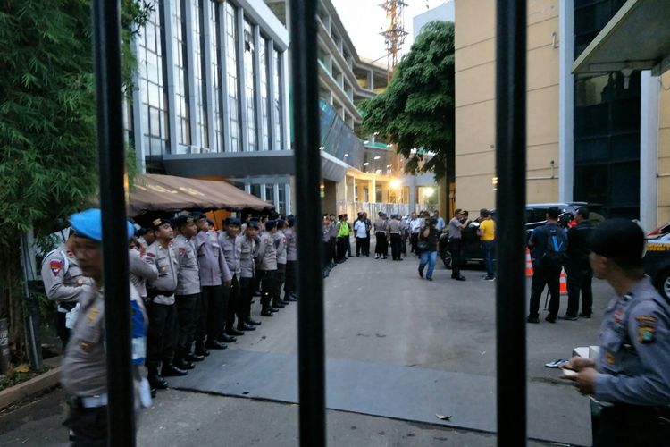 Penjagaan DPP Golkar oleh Polisi jelang rapat pleno yang akan membahas munaslub