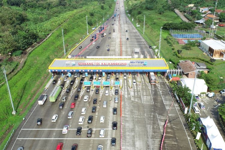 Kendaraan di GT Kalikangkung Tol Batang-Semarang arah Jakarta.