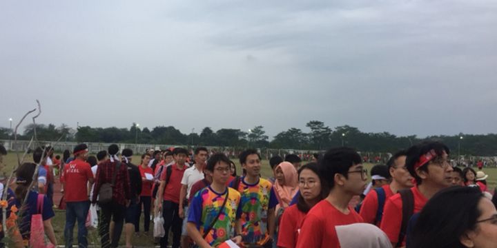 Antrean mengular mengelilingi lapangan Stadion Pakan Sari, Cibinong, Bogor, Sabtu (1/9/2018).
