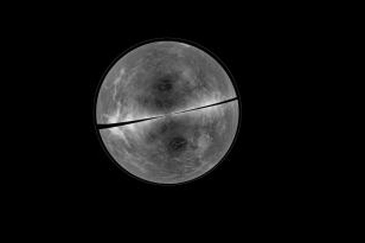 Wajah telanjang Venus. Garis hitam menyatakan wilayah yang masih sulit dicitrakan. 