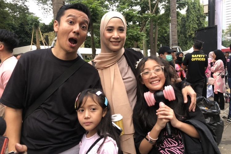 Fanny Fabriana bersama keluarga di GBK, Jakarta Pusat, Minggu (12/3/2023).