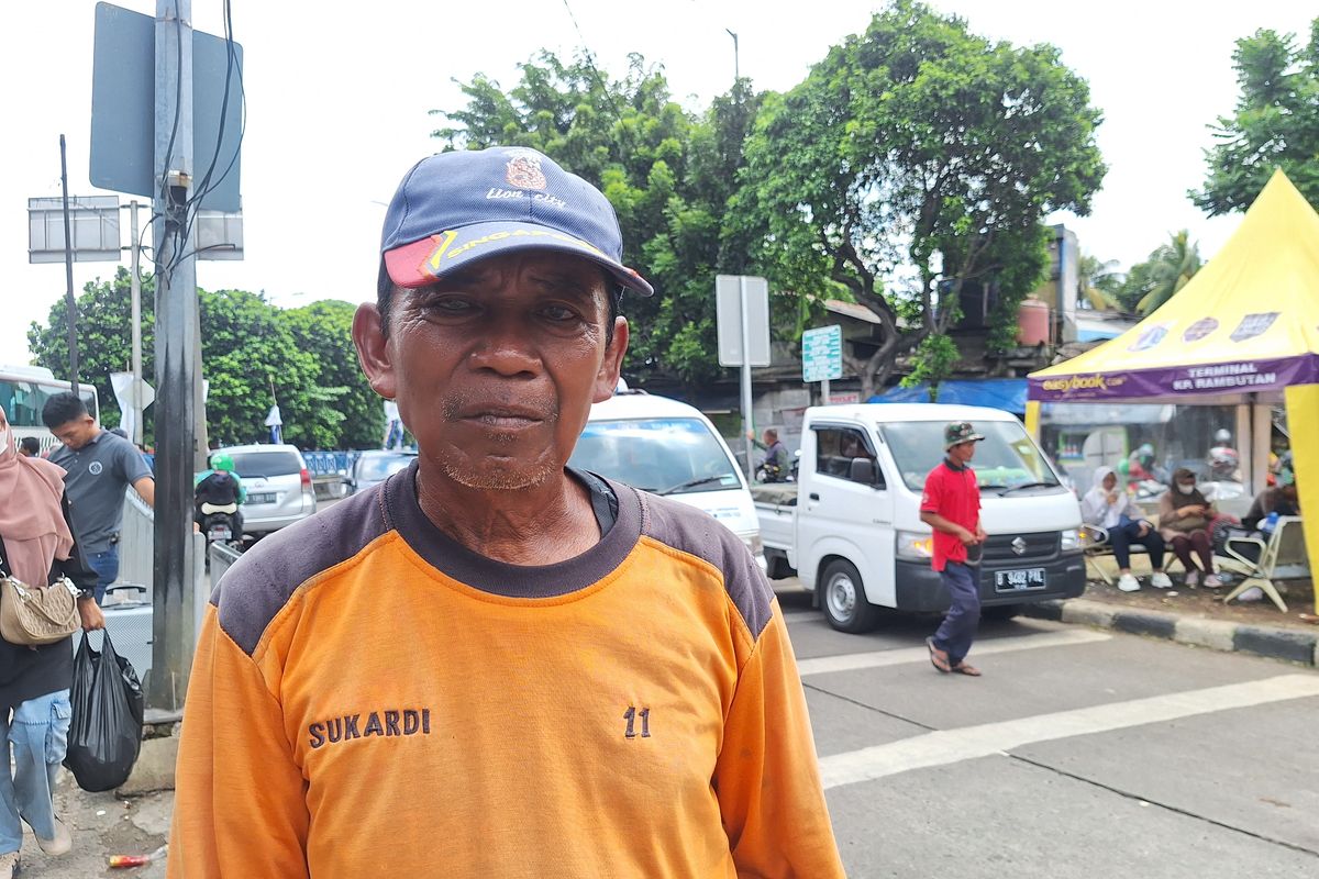 Sukardi (73) kuli panggul di Terminal Kampung Rambutan, Jakarta Timur. Senin (14/4/2024).