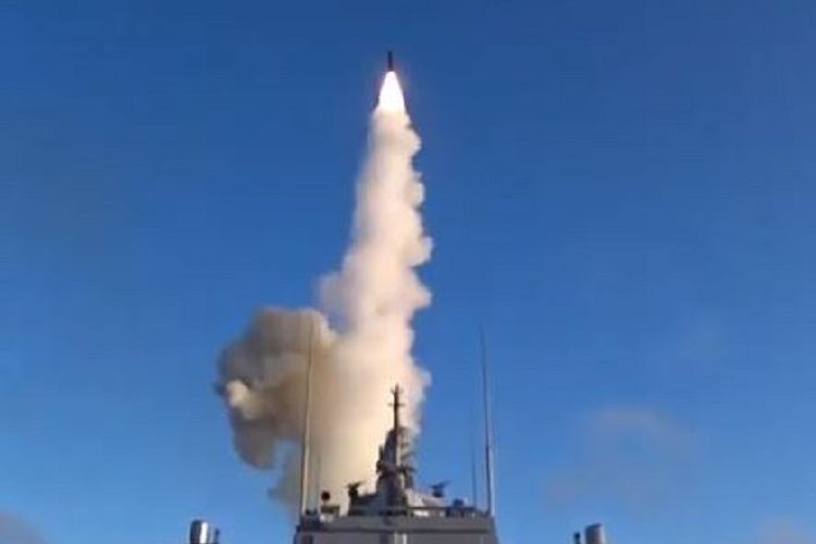 Gambar yang diunggah oleh Kementerian Pertahanan Rusia menunjukkan rudal hipersonik Zircon ditembakkan dari kapal perang Admiral Gorshkov.