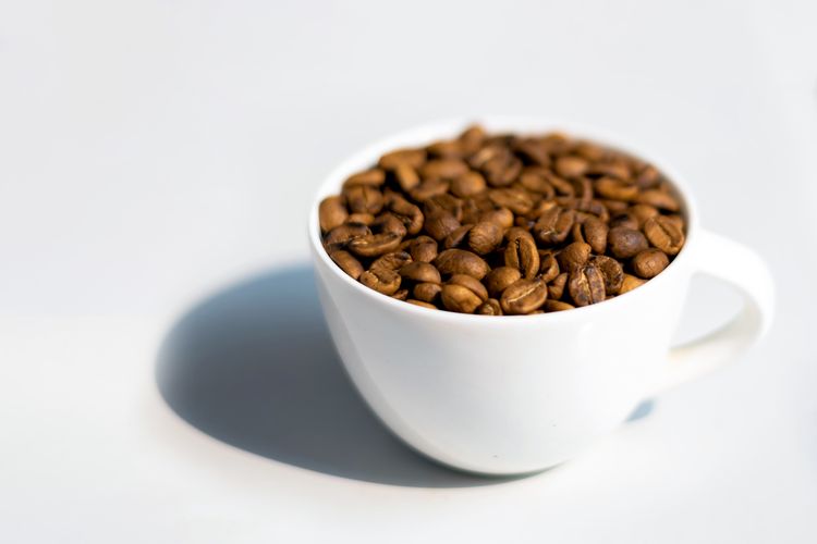Simpan biji kopi dengan cara yang tepat agar kesegarannya tak rusak.