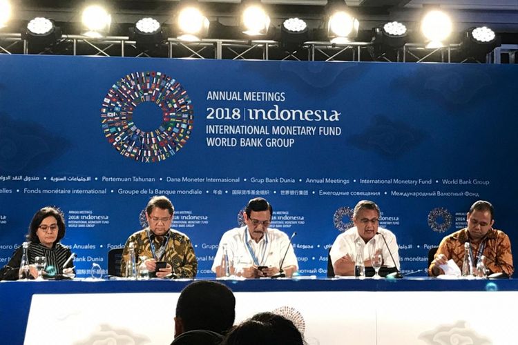 Jajaran Panitia Nasional Pertemuan Tahunan IMF-Bank Dunia 2018 mengadakan konferensi pers di Hotel Westin, Nusa Dua, Bali, Senin (8/10/2018). Mereka (dari kiri ke kanan) Menteri Keuangan Sri Mulyani Indrawati, Menteri Komunikasi dan Informatika Rudiantara, Menteri Koordinator Bidang Kemaritiman sekaligus Ketua Panitia Nasional Luhut Binsar Panjaitan, dan Gubernur Bank Indonesia Perry Warjiyo.