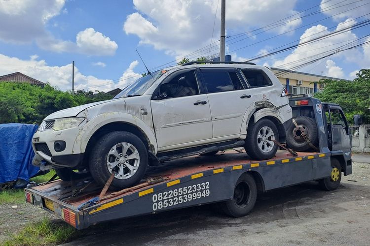 Kondisi satu unit kendaraan Pajero Sport bernomor pelat AD 1977 DF mengalami kecelakan dan menghantam median jalan di Jalan Yos Sudarso, Nonongan Kecamatan Serengan, Kota Solo, Jawa Tengah, pada Senin (19/2/2024).