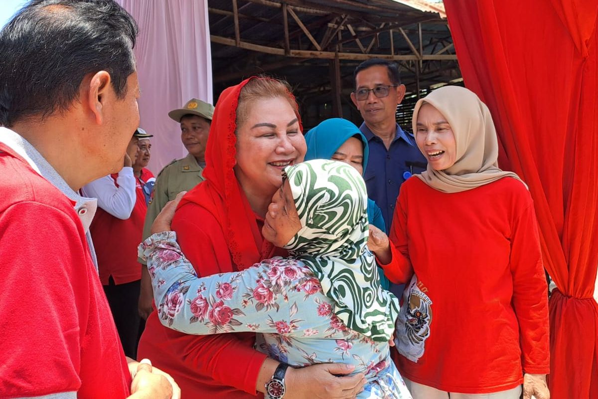 Mujiyati (70), warga Dusun Muntuksari, Kelurahan Rowosari, Kecamatan Tembalang, Kota Semarang memeluk Wali Kota Semarang, Hevearita Gunaryanti Rahayu karena kampungnya diberi bantuan program penyediaan air minum dan sanitasi berbasis masyarakat (Pamsimas), Jumat (6/10).
