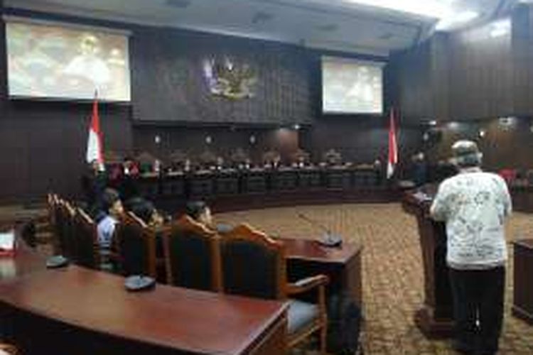 Anggota Presidium Majelis Kepercayaan Terhadap Tuhan Yang Maha Esa Indonesia, Engkus Ruswana, menyampaikan keterangan terkait uji materi pengosongan kolom agama pada KK dan KTP di hadapan majelis Hakim Mahkamah Konstitusi, Jakarta, Selasa (6/12/2016).