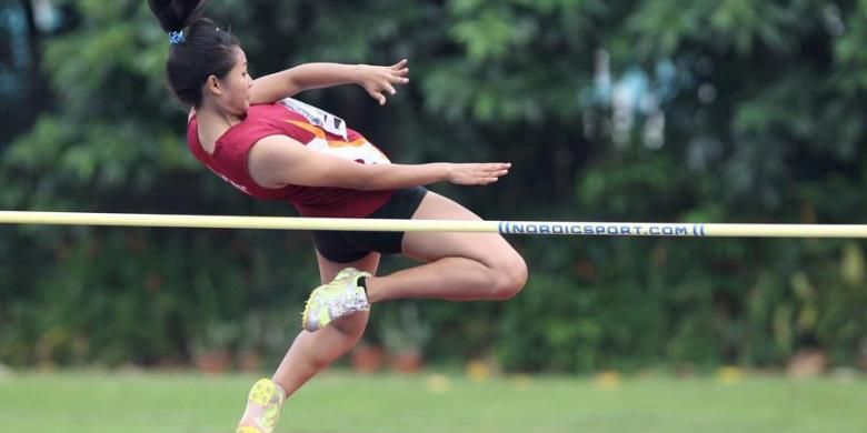 Atlet lompat tinggi putri Jawa Barat, Titik Syaidah, beraksi di final nomor loncat tinggi remaja di ajang Kejuaraan Atletik Remaja dan Yunior di Stadion Madya, Senayan, Jakarta, Kamis (3/4/2013). Titik Syaidah menjuarai nomor ini.