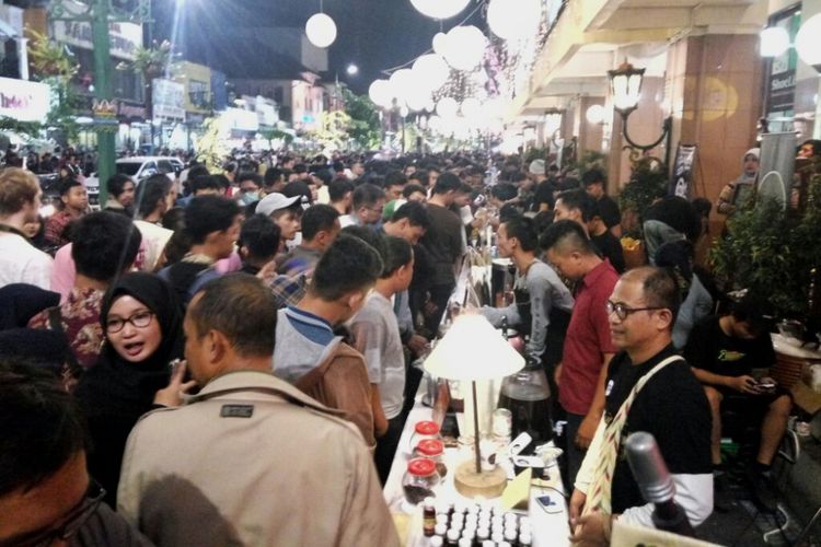 Para barista saat berinteraksi dengan pengunjung Malioboro Coffee Night.