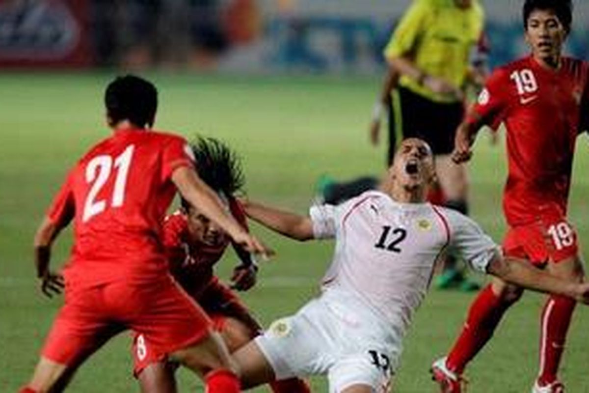 Pemain Bahrain, Faouzi Mubarak jatuh saat melawan Indonesia pada pertandingan kualifikasi Piala Dunia 2014 Zona Asia di Stadion Gelora Bung Karno, Jakarta, Selasa (6/9/2011). Bahrain unggul dengan skor 2-0. 