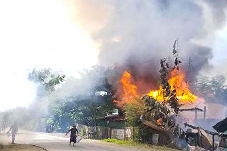 Sejumlah bangunan Kota di Negara Bagian Chin barat dibakar setelah berhari-hari pertempuran antara pasukan milisi yang menentang kekuasaan militer dan tentara yang merebut kekuasaan dalam kudeta pada 1 Februari.
