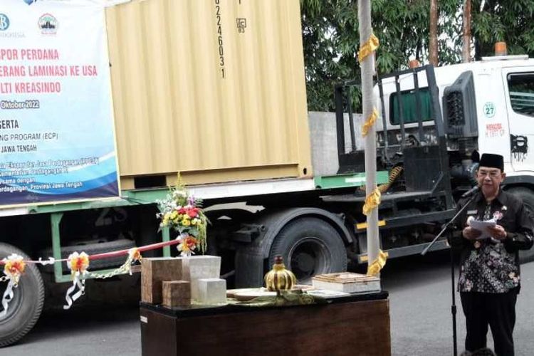 Wali Kota Magelang, M. Mansyur melepas ekspor perdana produk dekorasi rumah dari kerang laminasi CV Sabila Multi Kreasindo ke Amerika Serikat. 