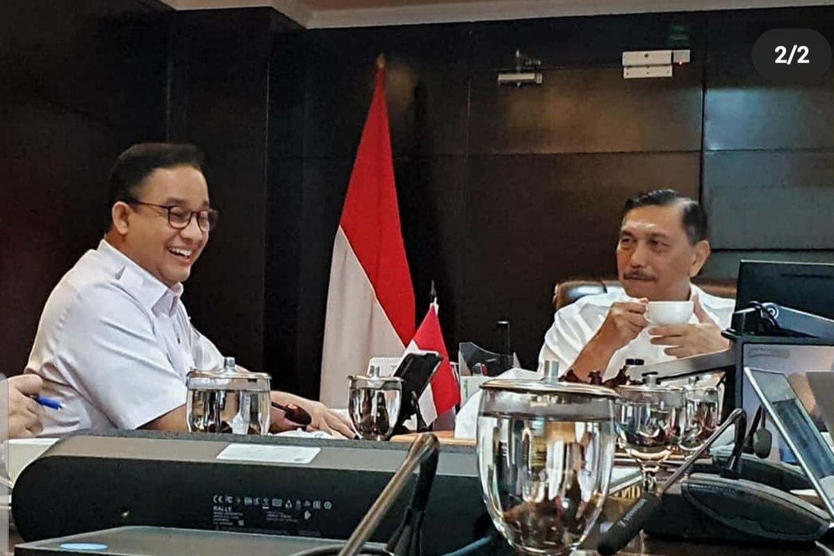 Gubernur DKI Jakarta Anies Baswedan dan Menko Kemaritiman dan Investasi Luhut Binsar Pandjaitan dalam pertemuan di Jakarta, Rabu (10/3/2021). 