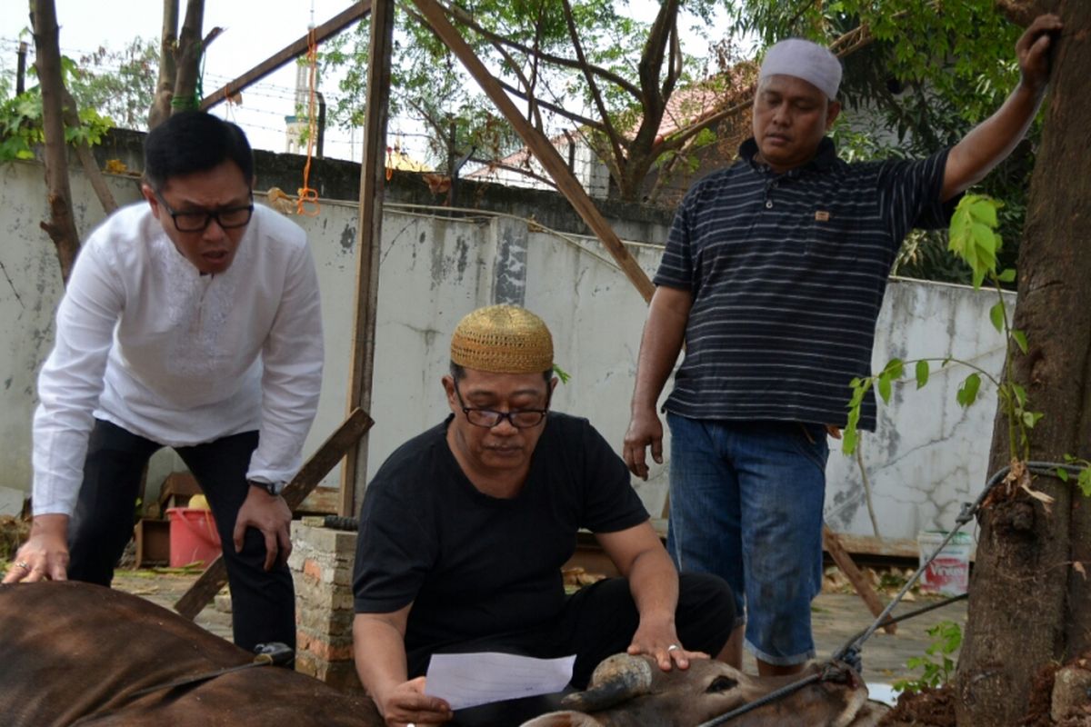 Komedian Eko Patrio saat menyaksikan penyembelihan hewan kurban di kantor Ekomando Productions, Cipinang, Jakarta Timur, Jumat (1/9/2017).