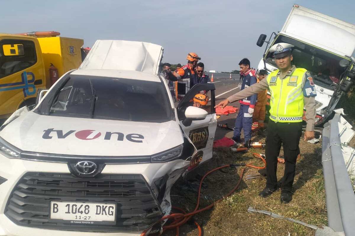 KECELAKAAN: Polisi lalu lintas Polres Pemalang melakukan olah tempat kejadian (TKP) di tempat peristiwa kecelakaan tol Pemalang-Batang, Kamis (31/10/2024).