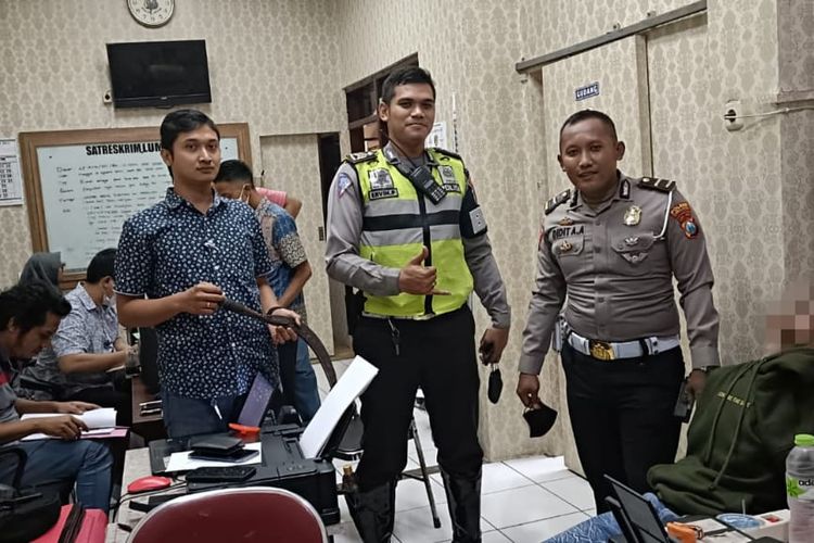 Polisi amankan pemuda bawa tajam saat berkendara ke Polres Lumajang, Selasa (16/8/2022)