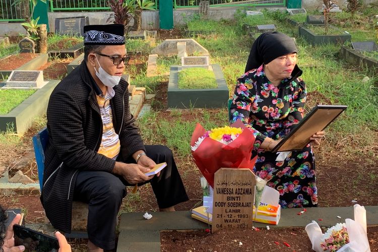 Haji Faisal dan istrinya, Dewi Zuhriati berziarah ke makam anak dan menantunya, Bibi Andriansyah dan Vanessa Angel untuk memperingati hari ulang tahun Bibi, di Taman Makam Malaka, Jakarta Selatan, Sabtu (26/2/2022).