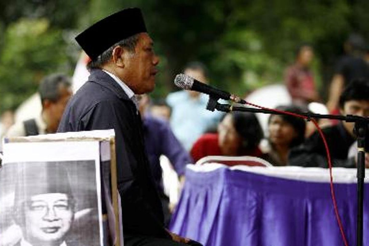 Ketua Umum Partai Buruh Muchtar Pakpahan menjadi saksi dalam Pengadilan Rakyat Republik Indonesia, dengan terdakwa mantan Presiden Soeharto (almarhum), di Tugu Proklamasi, Jakarta Pusat, Rabu (13/2/2008). Dalam sidang tersebut, Muchtar menceritakan pengalamannya saat ditahan pada era pemerintahan Soeharto.