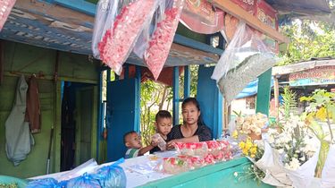 Kisah Fitri Berjualan Kembang di TPU Semper, Lanjutkan Usaha Ibu demi Sambung Hidup