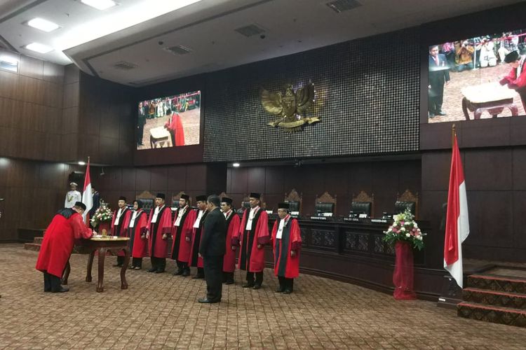 Acara pengucapan sumpah Wakil Ketua MK Aswanto di Gedung MK, Jakarta Pusat, Selasa (26/3/2019). 