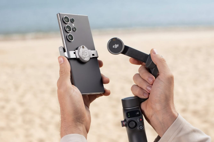 DJI Osmo Mobile 7 Pro mendukung Magnetic Phone Clamp, aksesori opsional yang memungkinkan pengguna memasang dan melepas smartphone ke gimbal dengan cepat, tanpa perlu menjepitnya secara manual.