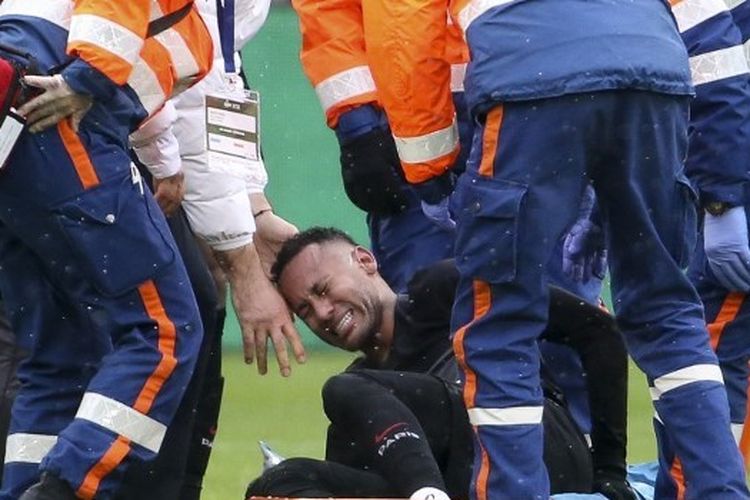 Penyerang Paris Saint-Gemain Neymar meringis kesakitan setelah terkena tekel pemain Saint-Etienne pada laga lanjutan Liga Perancis di Stadion Geoffroy Guichard, Minggu (28/11/2021) malam WIB.