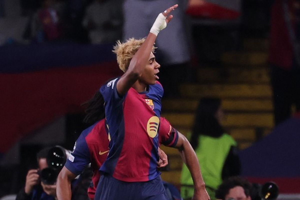 Pemain depan Barcelona Lamine Yamal merayakan gol pertama timnya dalam pertandingan leg pertama semifinal Liga Champions UEFA antara FC Barcelona dan Inter Milan di Estadi Olimpic Lluis Companys di Barcelona pada tanggal 30 April 2025.