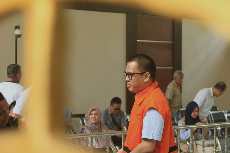 Terdakwa Robi Okta Falevi yang melakukan suap kepada Bupati Muara Enim Ahmad Yani dalam kasus pembangunan jalan, usai menjalani sidang di Pengadilan Negeri Kelas 1A Palembang, Rabu (20/11/2019).