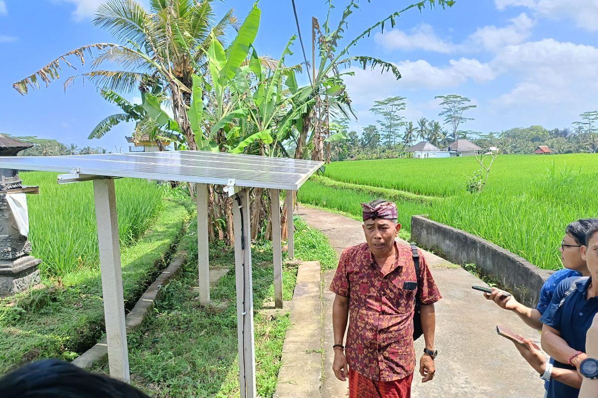 Pemasangan PLTS Atap di Desa Keliki, Kabupaten Gianyar.