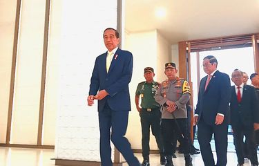 Jokowi, Dasi Kuning "Golkar", Kemeja Putih "Gerindra", dan Jas ...