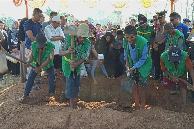 Polisi dan keluarga melaksanakan upacara pemakaman Bripka Rahmat Efendy secara militer di TPU, Jonggol, Desa Singasari, Kecamatan Jonggol, Kabupaten Bogor, Jumat (26/7/2019).