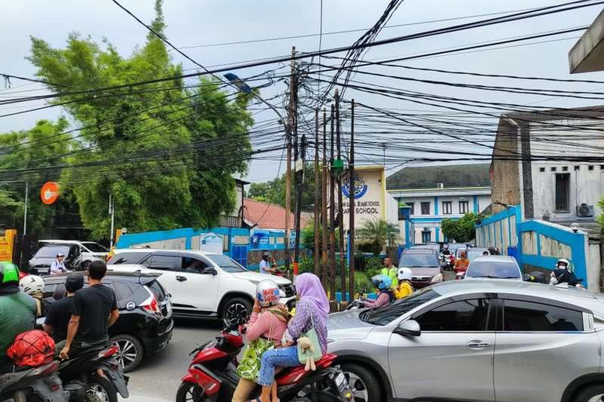 Kondisi arus lalu lintas di depan SD Global Islamic School, Selasa (6/6/2023).