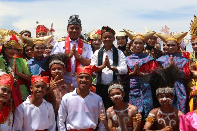Menteri Investasi Bahlil Lahadalia sedang bersama masyarakat Wakatobi dalam rangka peringatan Hari Nusantara, Selasa (13/12/2022).