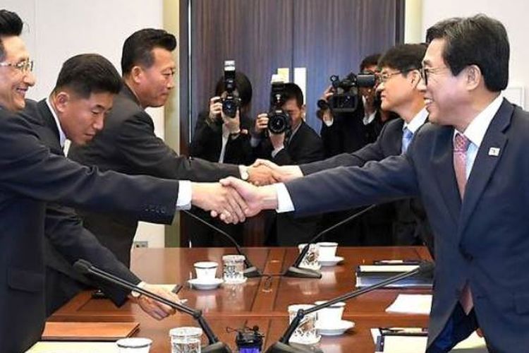 Delegasi Korea Selatanj, Jeon Choong-ryul (kanan) bertemu delegasi Korea Utara dipimpin Wong Kil U (kiri).
