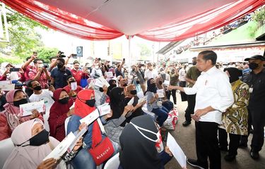 Presiden Joko Widodo (Jokowi) saat melakukan interaksi langsung bersama dengan penerima manfaat bantuan dan pedagang di Pasar Cibinong saat memberikan bantuan sosial (Bansos), Selasa (17/5/2022).