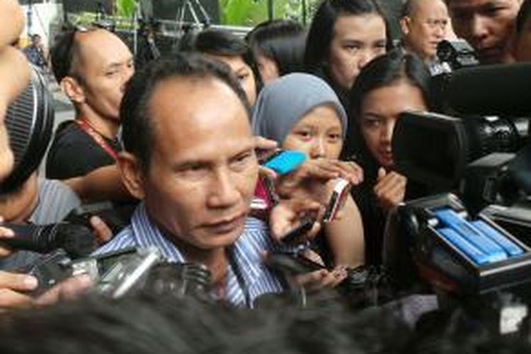 Wakil Bupati Gunung Mas Arton S Dohong di Gedung KPK, Kuningan, Jakarta, Kamis (24/10/2013) seusai diperiksa sebagai saksi dalam kasus dugaan suap Ketua MK nonaktif Akil Mochtar.