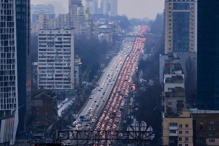 Kemacetan panjang saat penduduk Kiev, Ukraina mencoba untuk pergi setelah terjadi Presiden Rusia, Vladimir Putin mengumumkan operasi militer Rusia di Ukraina, Kamis (24/2/2022).