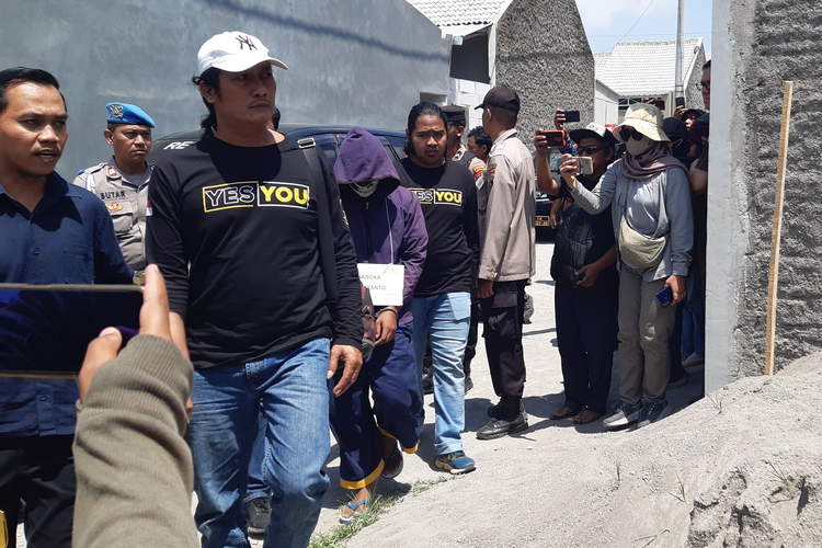 Rekonstruksi kasus pembunuhan berencana dosen UIN Raden Mas Said Surakarta digelar di lokasi pembunuhan di sebuah perumahan di Desa Tempel, Kecamatan Gatak, Kabupaten Sukoharjo, Jawa Tengah, Selasa (12/9/2023).