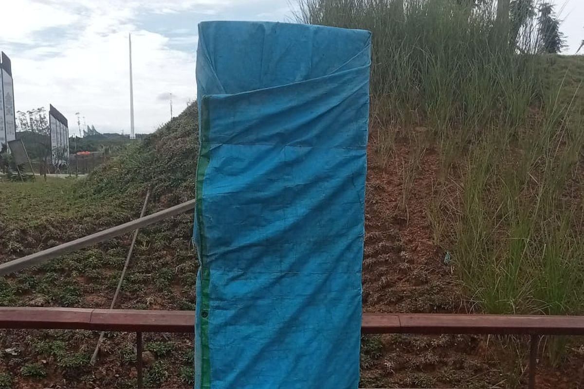 Tugu Titik Nol IKN sudah ditutup terpal biru