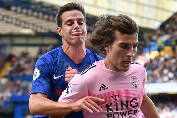 Cesar Azpilicueta menjaga Caglar Soyuncu pada pertandingan Chelsea vs Leicester City dalam lanjutan Liga Inggris di Stadion Stamford Bridge, 18 Agustus 2019. 