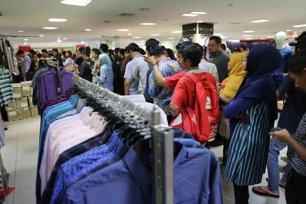 Pengunjung saat mengantre untuk membeli pakaian diskon di Lotus Department Store, Djakarta Theater XXI, Jakarta, Rabu (25/10/2017). Menurut informasi yang diterima dari karyawan, gerai Lotus di seluruh Indonesia akan ditutup pada 31 Oktober 2017.