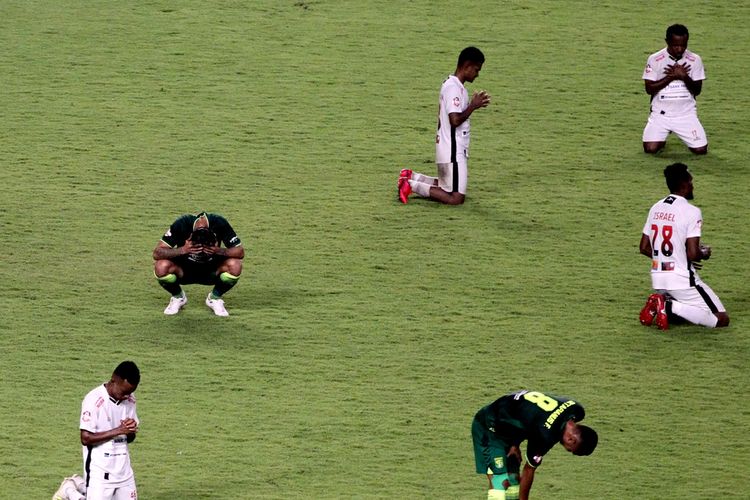 Pemain Persipura bersyukur pekan ketiga Liga 1 2020 memenangkan pertandingan melawan Persebaya Surabaya yang berakhir dengan skor 3-4 di Stadion Gelora Bung Tomo Surabaya, Jawa Timur, Jumat (13/03/2020) malam.