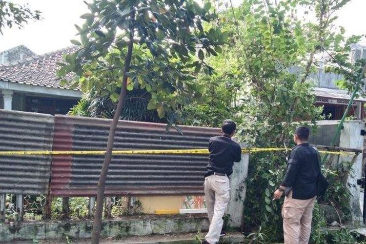 Polisi memasang garis polisi di rumah yang dijadikan tempat membuat konten YouTube horor, di Jalan Sawah Kurung, Kota Bandung. 